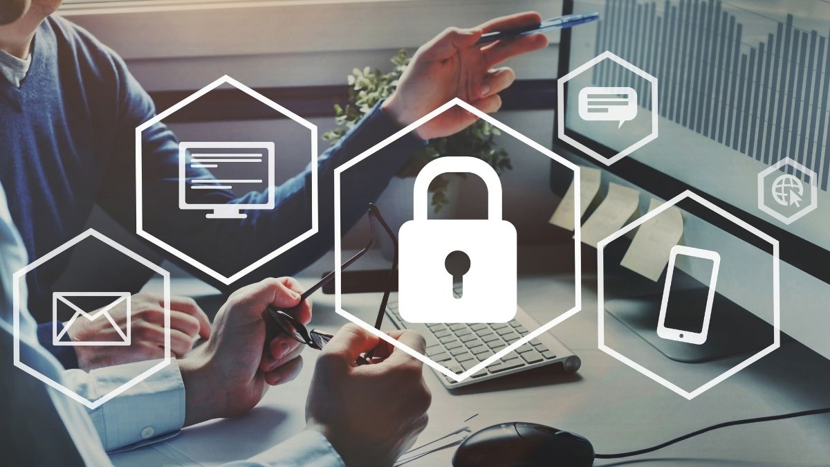 Persone davanti a un computer con un grafico a barre, sovrapposte a icone bianche di lucchetto, posta, telefono e messaggi.